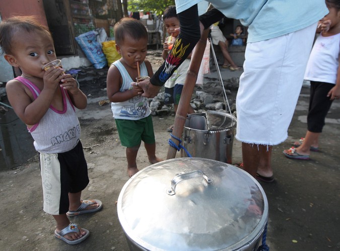 Dzieci kupują lokalny specjał, taho, czyli słodkie tofu
