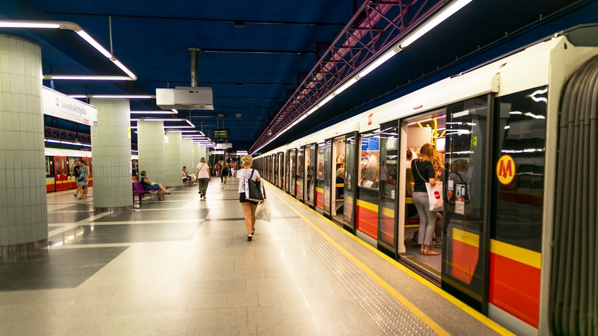 Warszawa: Wypadek w metrze. Nie żyje jedna osoba