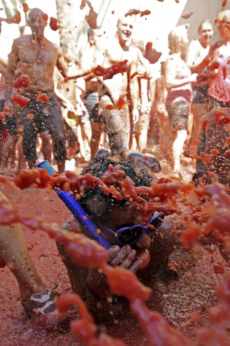 Tomatina. Doroczna wielka bitwa na pomidory w Bunol w Hiszpanii
