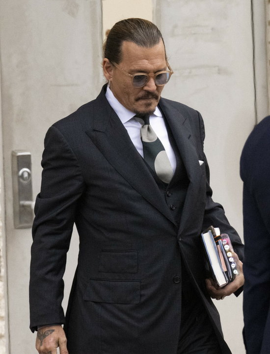 Johnny Depp podczas rozprawy sądowej 26 kwietnia 2022 r.