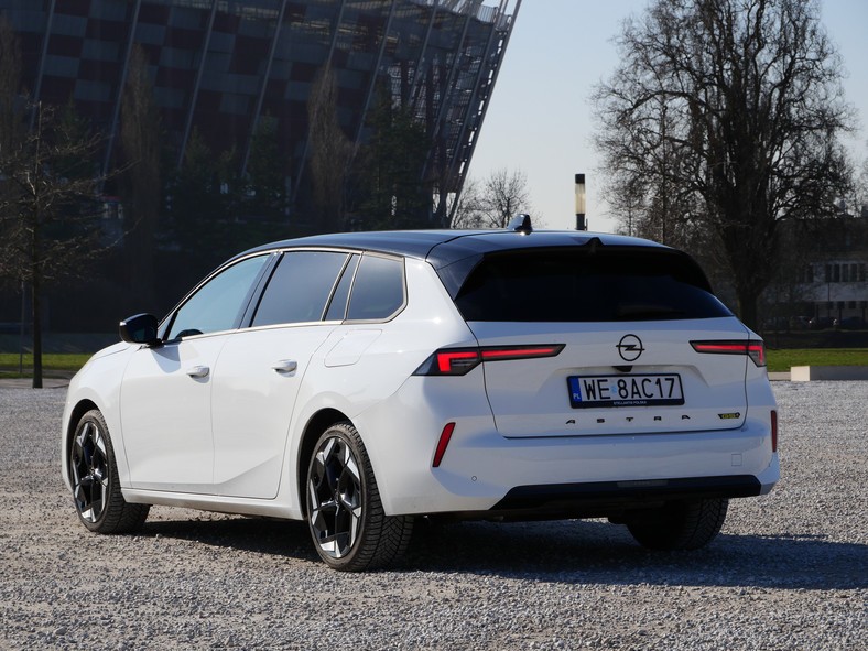 Opel Astra Sports Tourer GSe plug-in hybrid 225 KM