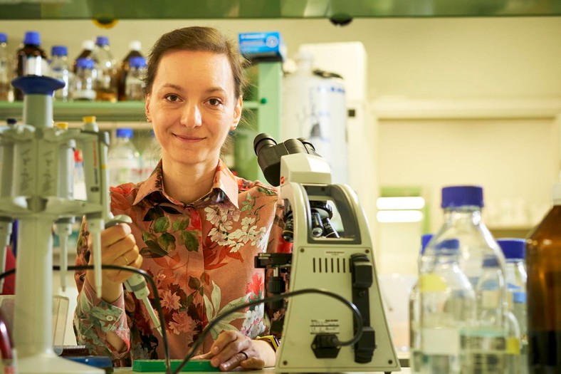 Dr Anna Golda, biolożka z Zakładu Mikrobiologii Wydziału Biochemii, Biofizyki i Biotechnologii Uniwersytetu Jagiellońskiego