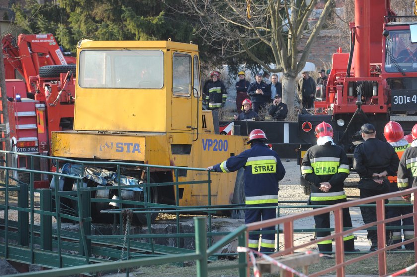 Walcem wjechał po pijaku do rzeki