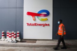 "Neutralny węglowo" gaz ziemny to bujda? Zamiast ciąć emisje koncerny płacą za lasy