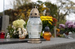 Dodaj szczyptę, a znicz będzie palił się jaśniej i o wiele, wiele dłużej! W ten sposób wydłużysz czas palenia zniczy