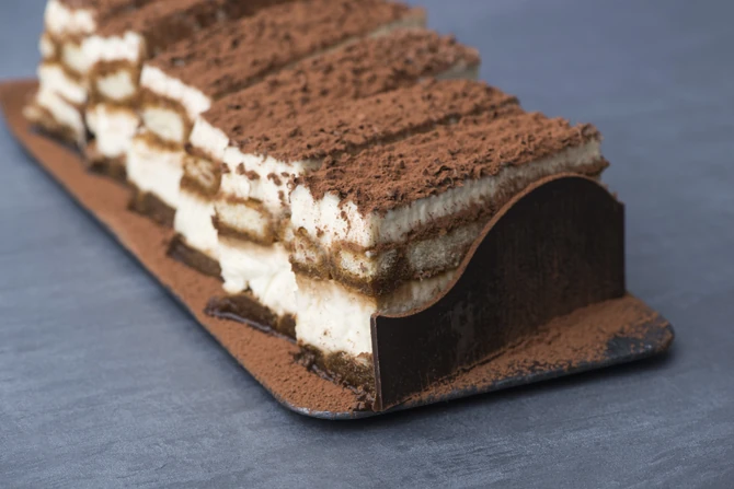 Da bi tiramisu bio savršeno kremast, neophodno je da žumanca kuvate na pari sa šećerom u prahu