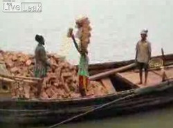 Jak przenieść 20 cegieł na głowie?