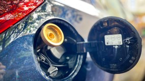 Droga benzyna i rosnące ceny LPG. Jak zmieniają się koszty paliwa, ile pieniędzy tracą kierowcy i czy jazda na gazie przez cały czas ma sens?