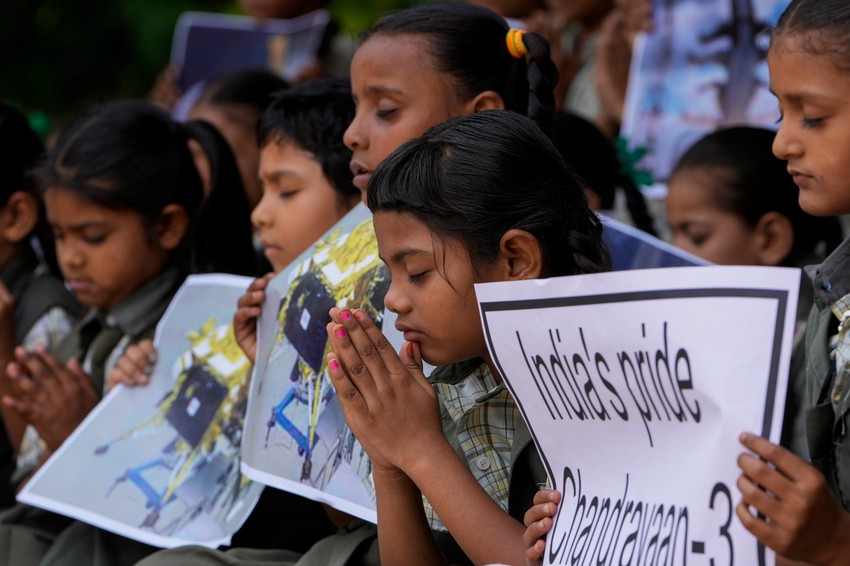 Indijski učenici mole se za uspeh misije Čandrajan-3 u Ahmedabadu 23. avgusta