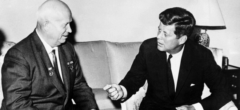 O dwóch takich, co zrobili krok w tył. Chruszczow, Kennedy i kryzys kubański