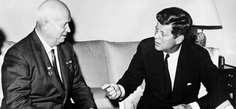 O dwóch takich, co zrobili krok w tył. Chruszczow, Kennedy i kryzys kubański