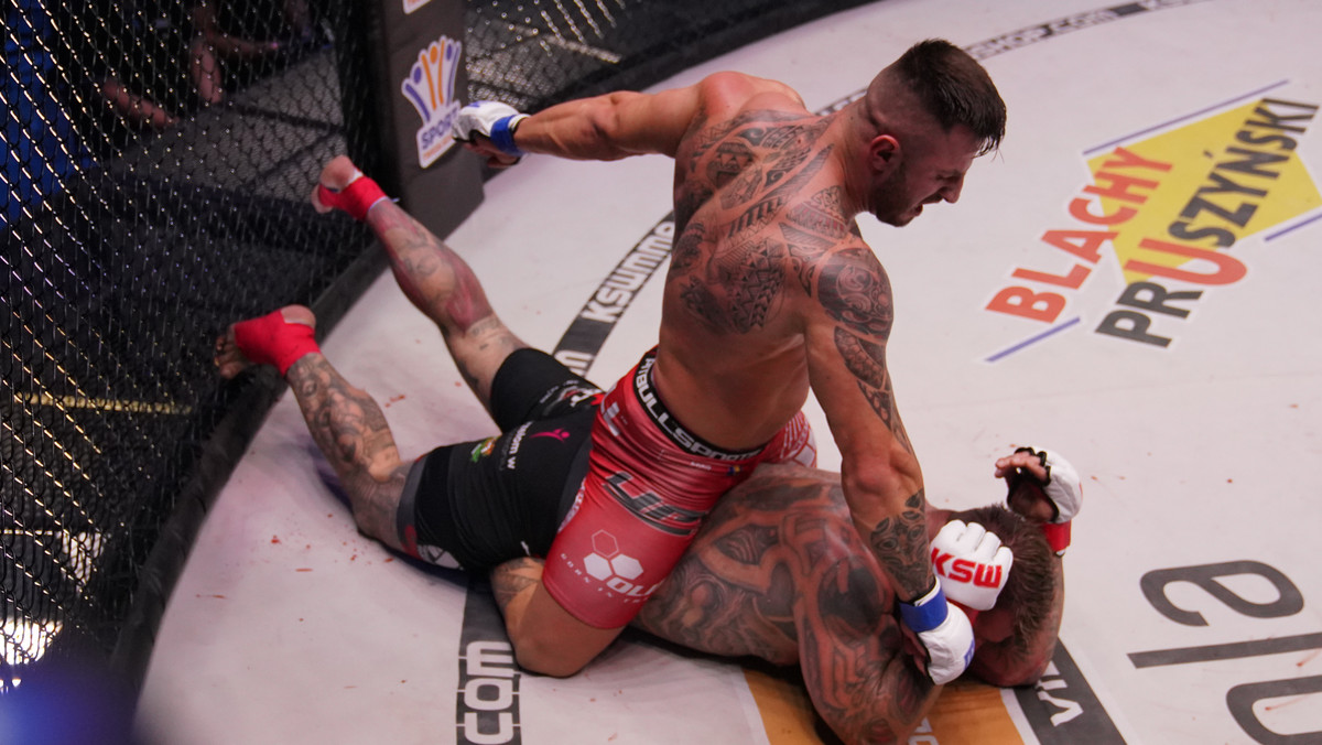 Nie udał się powrót Pawła "Popka" Raka do Londynu. Na gali KSW 45 polski raper i zawodnik MMA przegrał w drugiej rundzie z Erko Junem. Bośniak rozstrzygnął tę walkę znakomitą postawą w parterze, gdzie podczas kluczowej akcji zdominował "Popka" i zakończył wszystko ciosami z góry, które doprowadziły do TKO. "Popek" przegrał swoją kolejną walkę w barwach federacji KSW i to może okazać się koniec jego przygody z największą polską federacją.