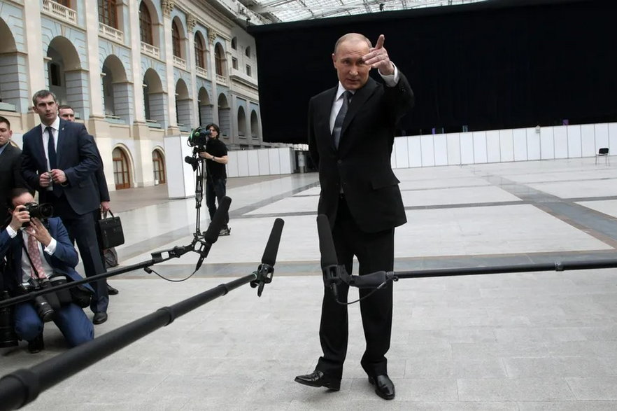 Prezydent Rosji Władimir Putin rozmawiający z dziennikarzami