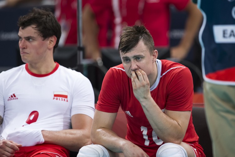 Krzysztof Ignaczak i Zbigniew Bartman obserwują grę Polakow