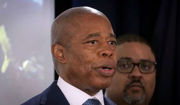 Erik Adams optužen za seksualno zlostavljanje