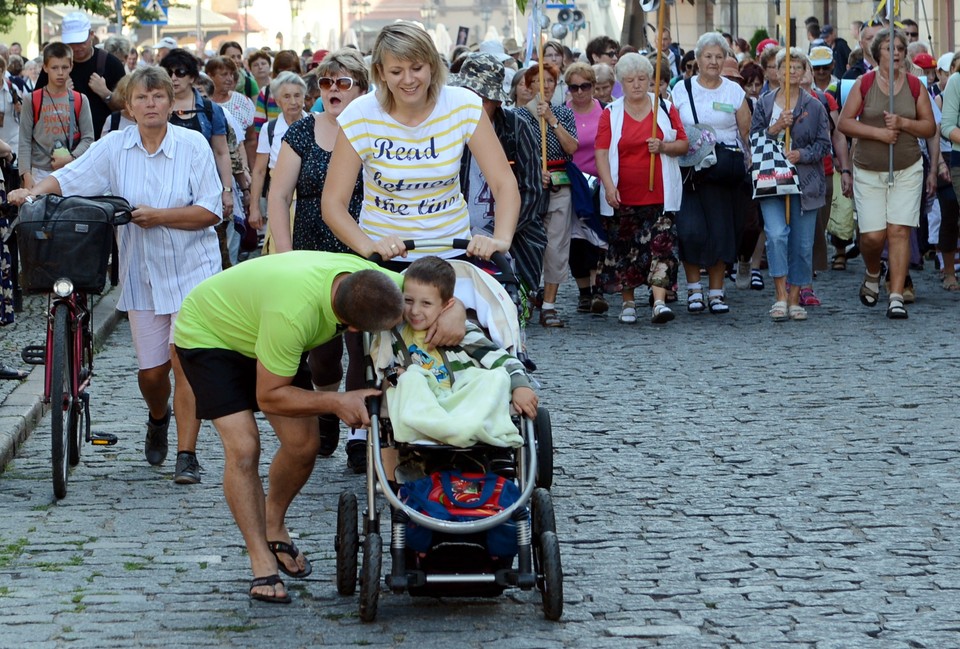 Pielgrzymi z Warszawy w drodze na Jasną Górę