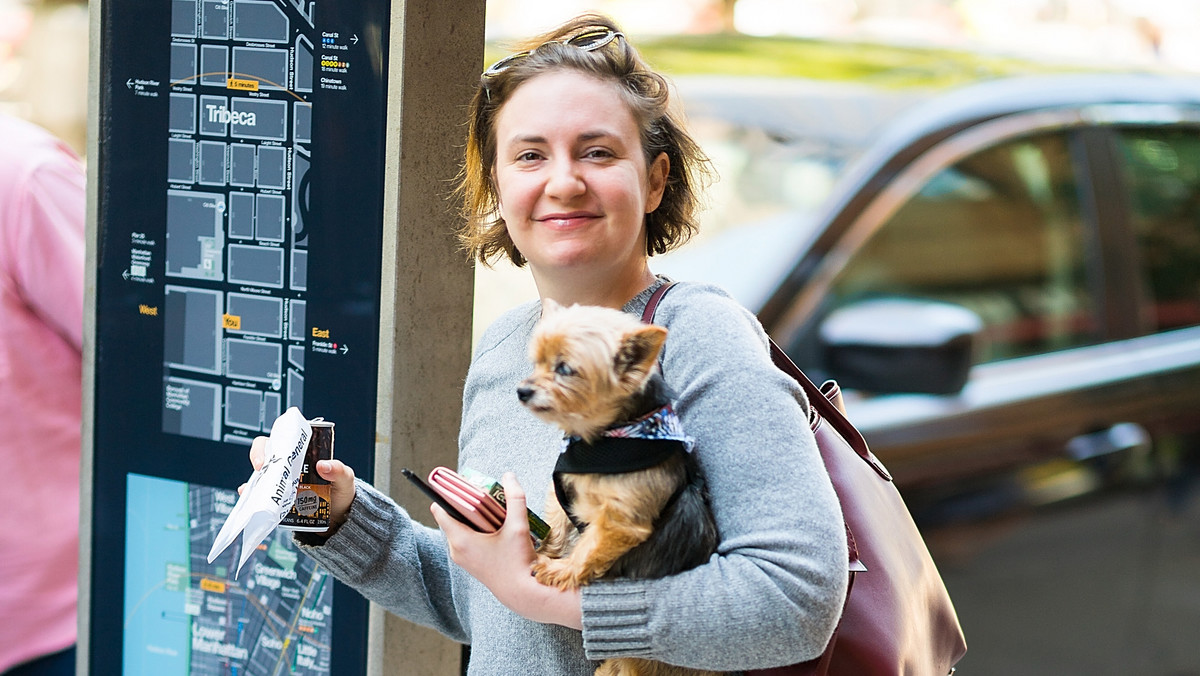 Lena Dunham skomentowała na Instagramie dwie wersje swojej sylwetki. Aktorka znana z "Dziewczyn" krytycznie odnosi się do wszechobecnego kultu bardzo szczupłego ciała. Jej wpis zmotywuje wiele osób do uwierzenia w siebie. 