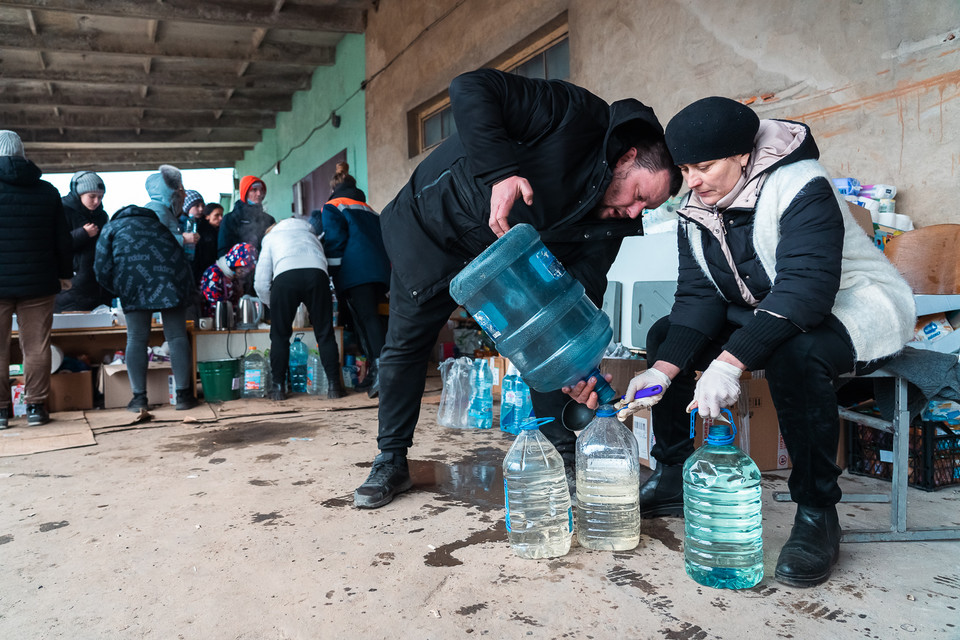 Mieszkańcy Mościsk mówią, że to, czego im najbardziej potrzeba to woda w butelkach, która rozdawana jest podróżnym