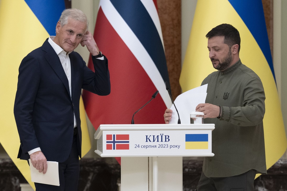 Jonas Gahr Store podczas wizyty w Ukrainie w sierpniu 2023 roku