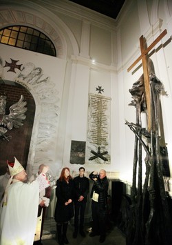 Krzyż spod pałacu i smoleńska brzoza. ZDJĘCIA smoleńskiego pomnika!