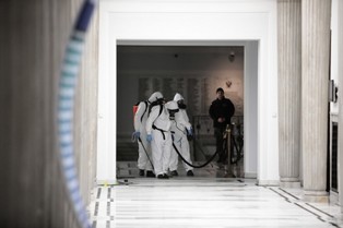 Rząd wprowadza ostrzejsze regulacje w związku z koronawirusem. Oto szczegóły