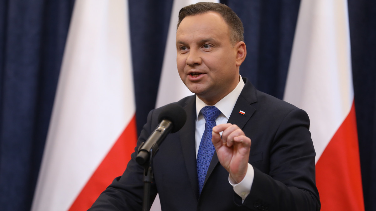 Mimo obiekcji rządu Izraela i Departamentu Stanu USA, prezydent Andrzej Duda zaaprobował kontrowersyjną ustawę o IPN. Zrobił ustępstwo kierując ją do Trybunału Konstytucyjnego - pisze "Wall Street Journal".