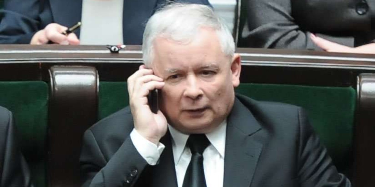 Kaczyński rozmawiał przez telefon na expose