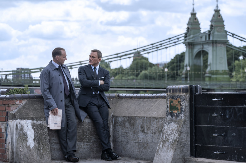 Ralph Fiennes i Daniel Craig w filmie "Nie czas umierać"
