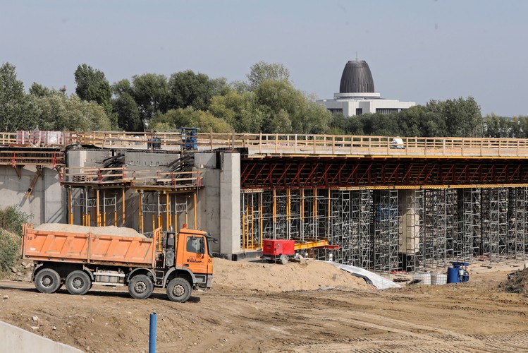 Jak podkreślił wiceminister infrastruktury Andrzej Bittel, jest to obecnie' najważniejsza, poza metrem, inwestycja infrastrukturalna w Warszawie, która 'radykalnie' zmieni sposób poruszania się po mieście. Koszt inwestycji to 4,4 mld zł. Południowa obwodnica Warszawy, to odcinek drogi ekspresowej S2 o długości 18,5 kilometra.