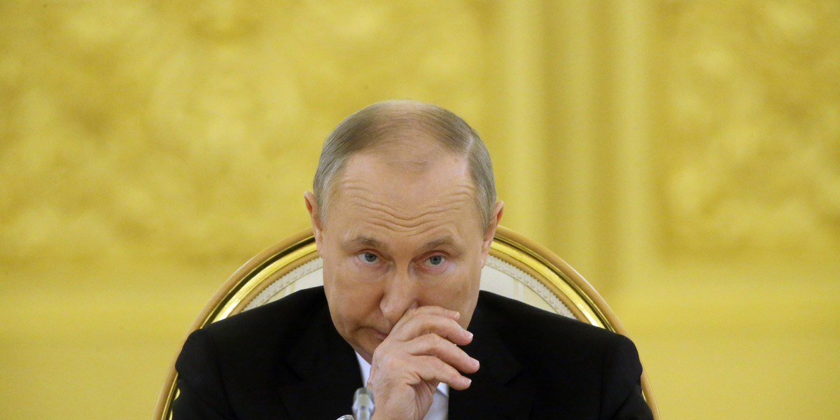 Władimir Putin obawia się o swoje życie. Przed zjedzeniem posiłku daje go do spróbowania degustatorom, a na publiczne wystąpienia wozi ze sobą snajperów. Takie informacje podaje "Bild".