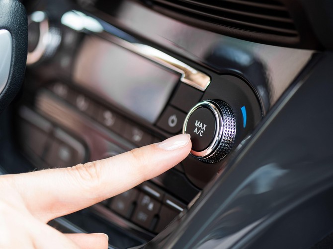 Jedno dugme na kontrolnoj tabli automobila većina vozača pogrešno koristi, a može da UŠTEDI GORIVO ako biste ga koristili na OVAJ NAČIN