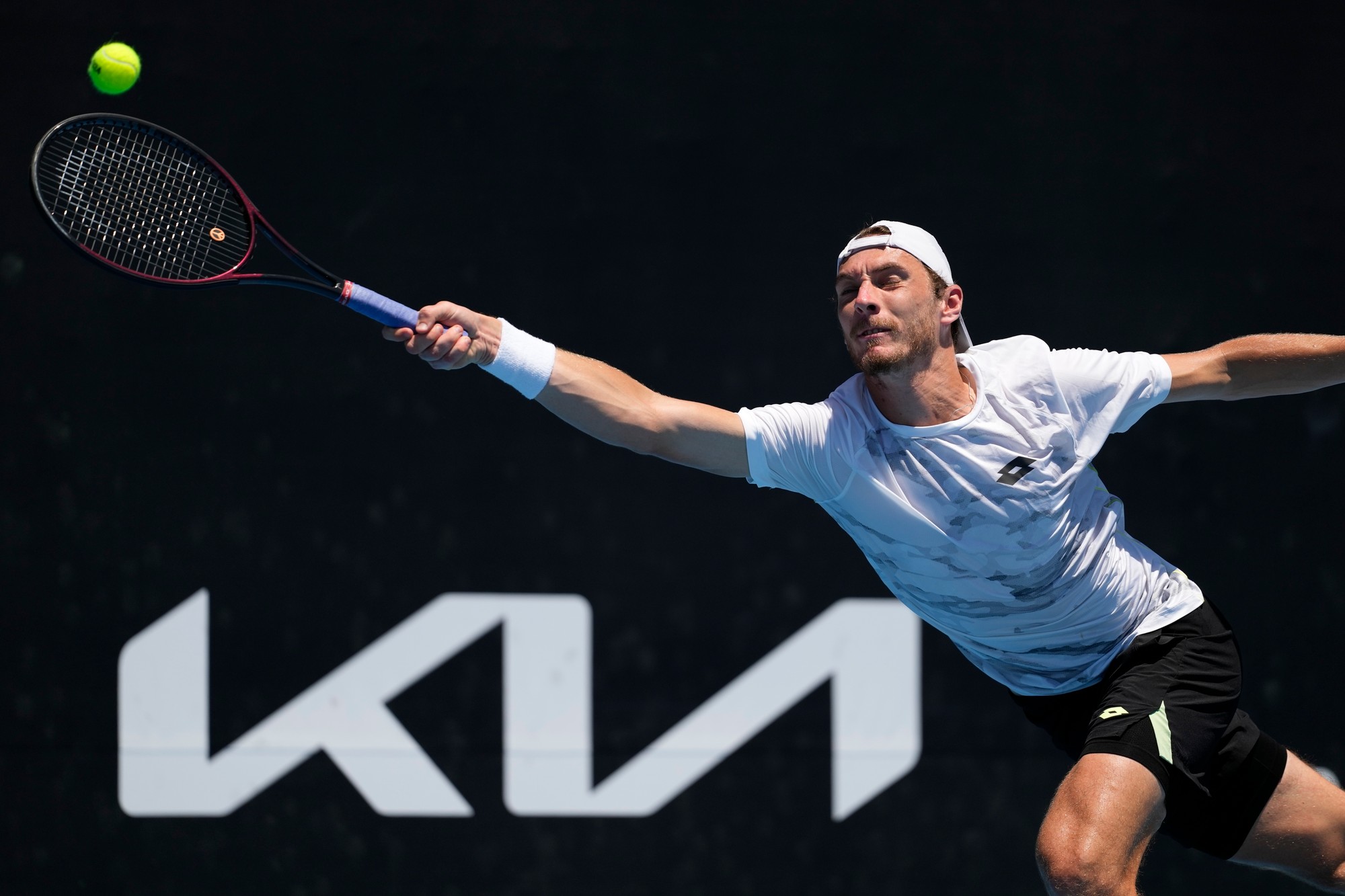 Slovenský tenista Lukáš Klein odvracia loptičku Juhokórejčanovi Soon-Wo Kwonovi v 1. kole dvojhry na grandslamovom turnaji Australian Open.