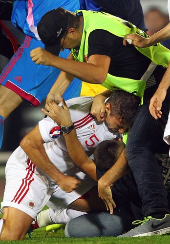 Skandal na meczu w Belgradzie. Zdalnie sterowany obiekt latający z flagą wywołał awanturę