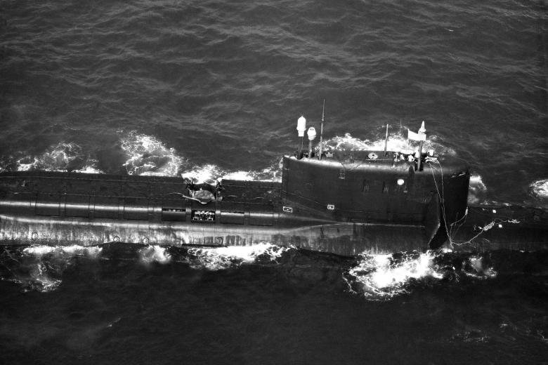 Zdjęcie lotnictwa USA: uszkodzony K-219 na powierzchni. Na pokładzie wydać dziurę po eksplozji w wyrzutni nr 6