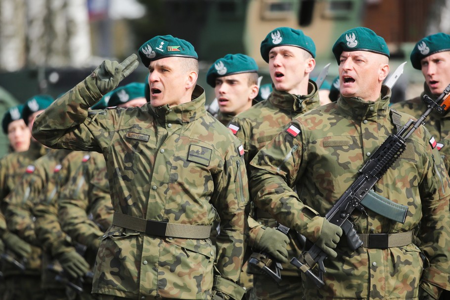 Polscy żołnierze podczas uroczystej przysięgi wojskowej żołnierzy Dobrowolnej Zasadniczej Służby Wojskowej i Wojsk Obrony Terytorialnej, 17 bm. w Olsztynie.