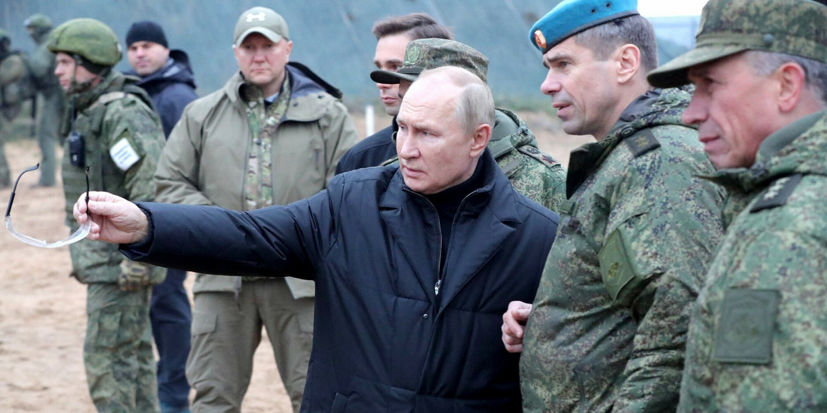 Władimir Putin z rosyjskimi żołnierzami na poligonie w Riazaniu.