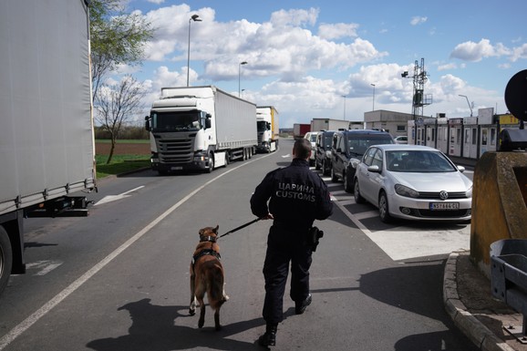 TERETNJACI NA HORGOŠU ČEKAJU I DO 4 SATA! Najnovije stanje na putevima: Ova tri granična prelaza imaju NOVO RADNO VREME