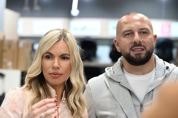 DADO POLUMENTA SREĐUJE JEDNOJ ĆERKI NOKTE, A IVONA DRUGOJ SU