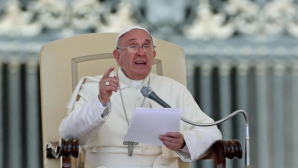 Papież Franciszek powiedział w środę podczas audiencji generalnej, że Kościół musi być ubogi, by umieć odpowiedzieć na dramat ubóstwa i nigdy nie może zapominać o ludziach w trudnej sytuacji. Pozdrowił młodzież, która spotka się w sobotę na Polach Lednickich.