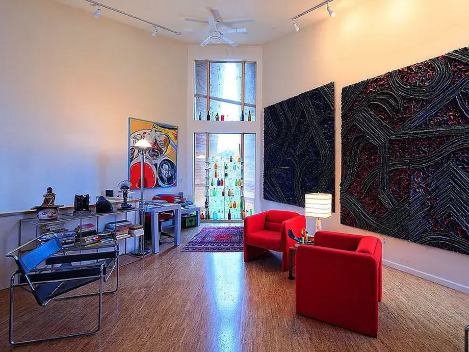 Dom jest wypełniony dziełami sztuki, które Perrone zbierał przez lata. 