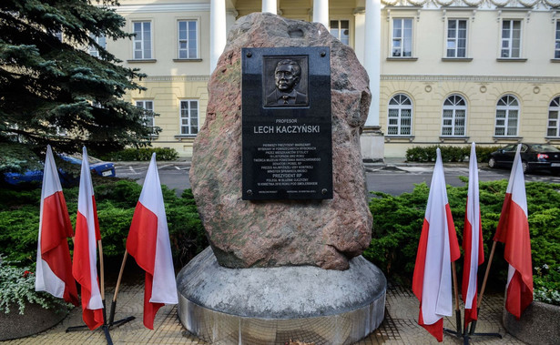 Wiceprezydent stolicy: Wkrótce decyzja o usunięciu głazu z tablicą ku pamięci L. Kaczyńskiego