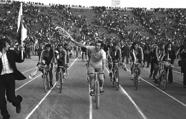 Na zdjęciu archiwalnym z 22.05.1975 r.: Ryszard Szurkowski na Stadionie X-lecia w Warszawie, podczas rundy honorowej po XXVIII Wyścigu Pokoju