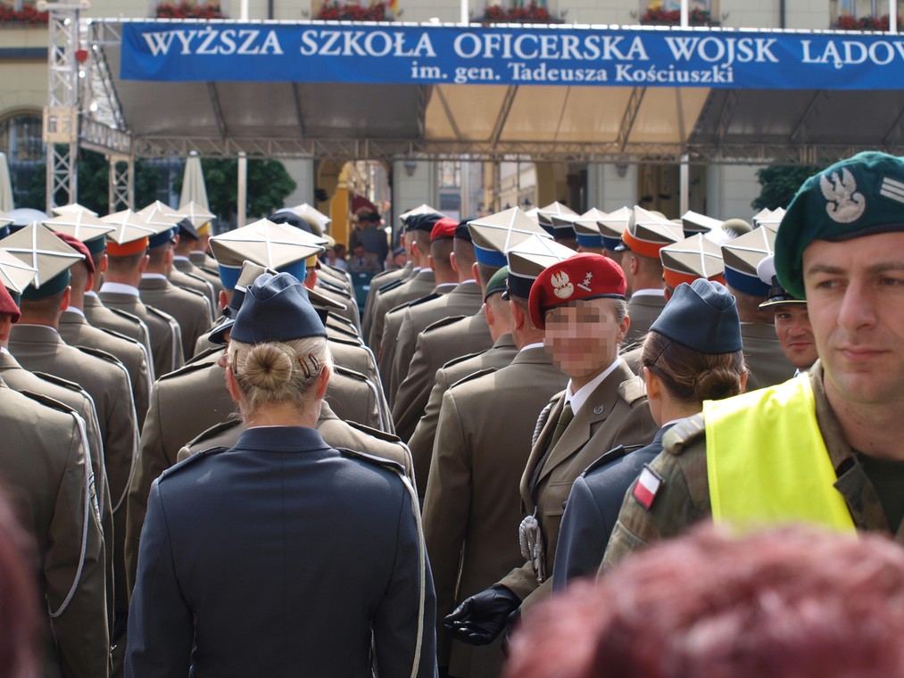  Ppor. Maria podczas promocji oficerskiej. - Nie dzwoń, nie pisz, nie nękaj mnie! Odp... się ode mnie! - krzyczała niedługo potem zdesperowana żołnierka do najwyższego przełożonego.