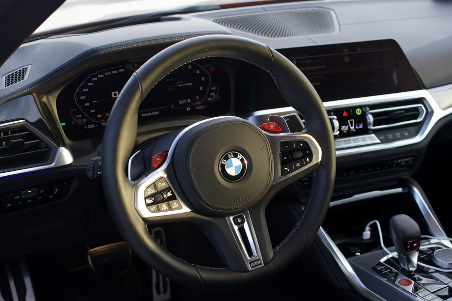 Kokpit znamy już z BMW serii 3. Są tu wirtualne zegary, obsługa gestami, bardzo wygodny kontroler iDrive. BMW zachowuje zdrowy balans między obsługą dotykową a klasycznymi przyciskami i pokrętłami. 