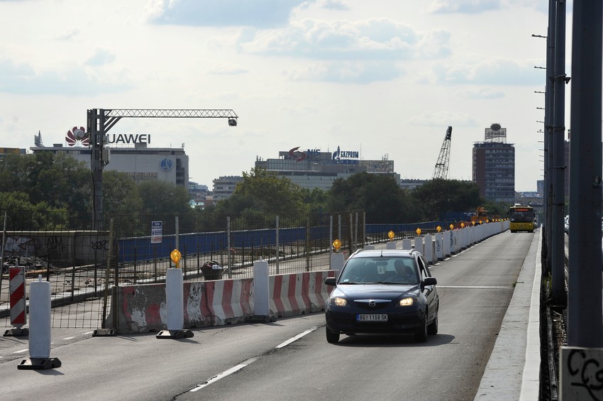 Kamera snima one koji voze žutom trakom