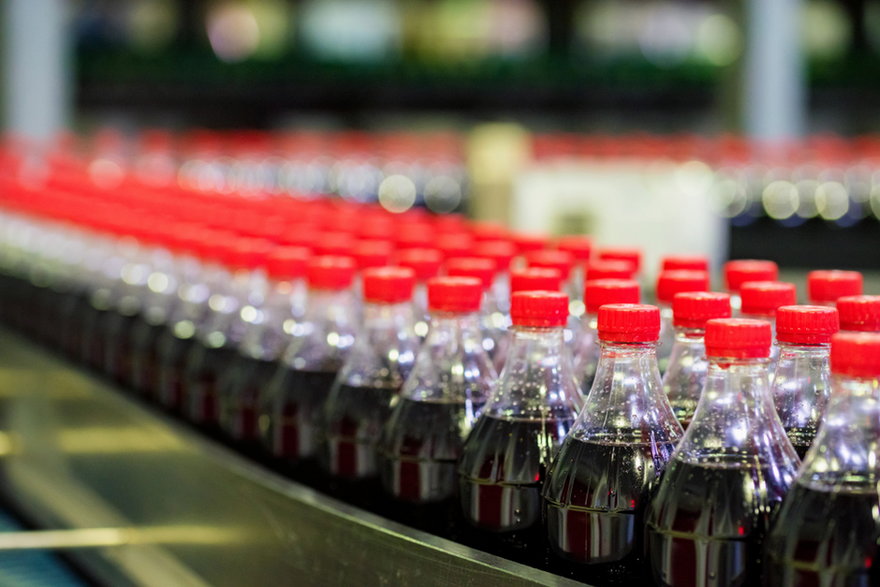 W sklepach próżno już szukać litrowych butelek Coca-Coli