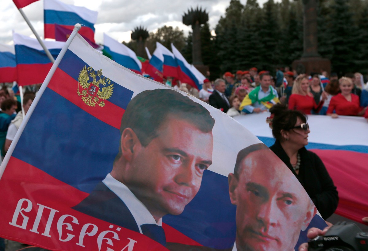 Dmitrij Miedwiediew i Władimir Putin na fladze