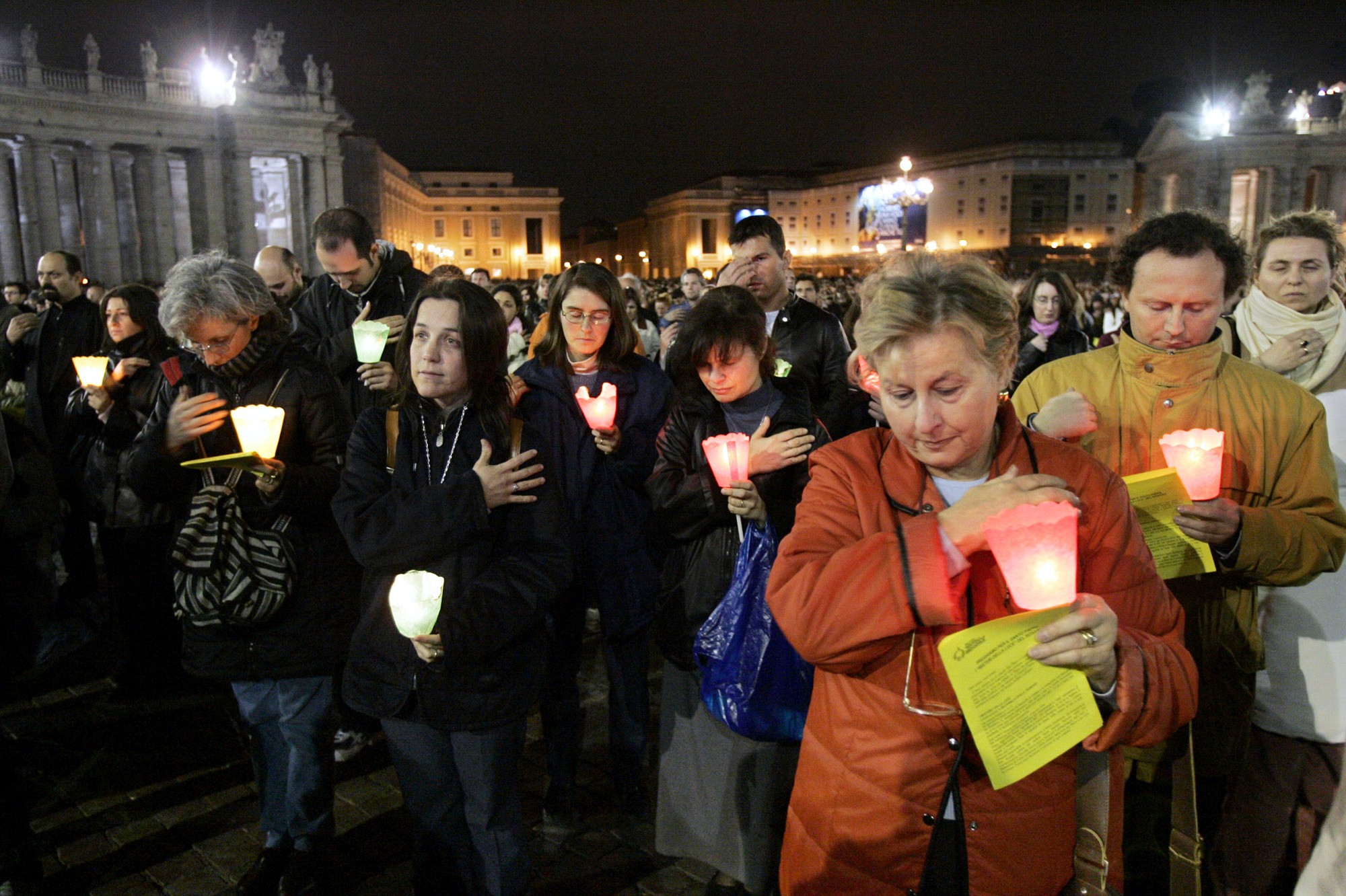 Ľudia sa modlia za zdravie pápeža Františka.