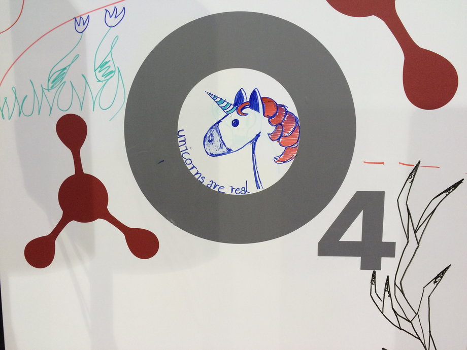 „Unicorns are real” przekonuje anonimowy artysta, który zostawił po sobie ślad na tablicy. To miejsce wyzwalało w uczestnikach, zapewne nieco ukryte na co dzień, pokłady kreatywności.