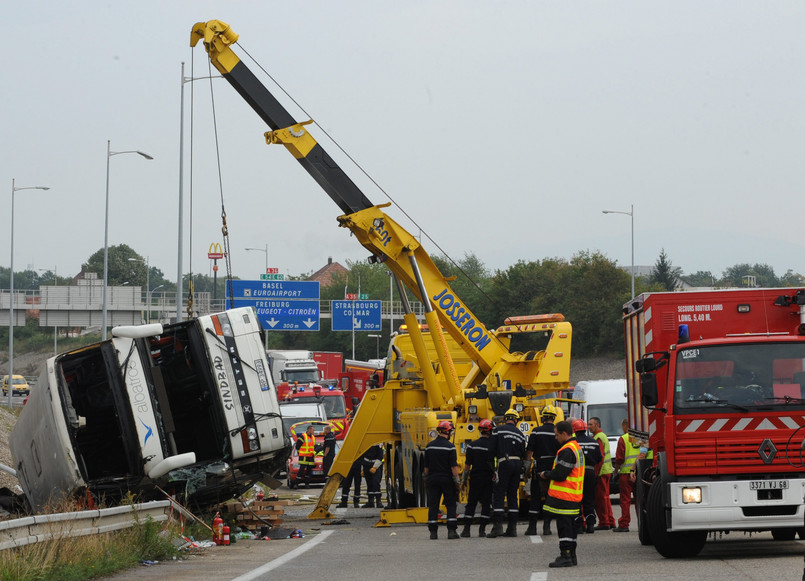 Francuscy ratownicy sprzątają wrak autokaru